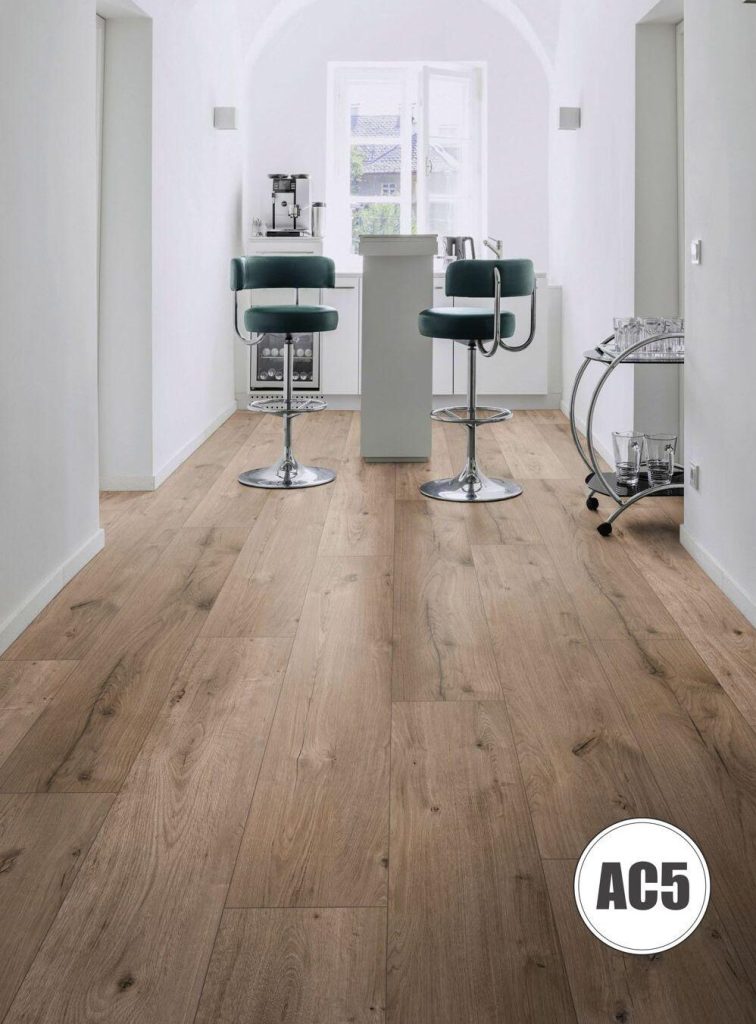 Suelo laminado AC5 de acabado madera en cocina moderna como parte de reformas y pintura en Madrid